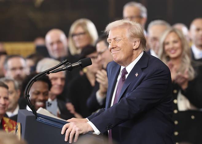 도널드 트럼프 미국 대통령이 20일(현지 시간) 미 연방의회 의사당 로툰다 홀에서 제47대 대통령 취임 선서를 마친 후 취임사를 하고 있다. 2025.01.21 워싱턴=AP 뉴시스