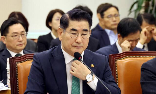 지난해 11월 국회 국방위원회 전체회의에 출석한 김용현 전 국방부 장관. 김경호 선임기자 jijae@hani.co.kr