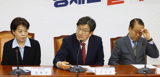 권성동 국민의힘 원내대표가 21일 오전 국회에서 열린 경제활력민생특별위원회 임명장 수여식 및 1차 전체회의에서 발언하고 있다. 윤운식 선임기자 yws@hani.co.kr