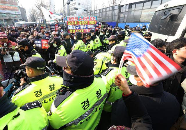 윤석열 대통령의 탄핵심판 3차 변론이 열리는 21일 서울 종로구 헌법재판소 인근에서 경찰들이 윤 대통령 지지자 집회를 통제하고 있다. 연합뉴스