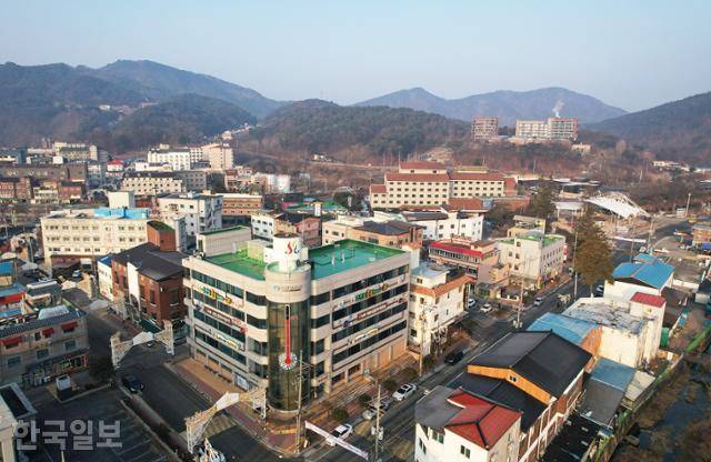 수안보온천. 뜨거운 용출수를 식혀서 사용하기 때문에 한겨울에도 김이 나는 건물이 거의 없다.