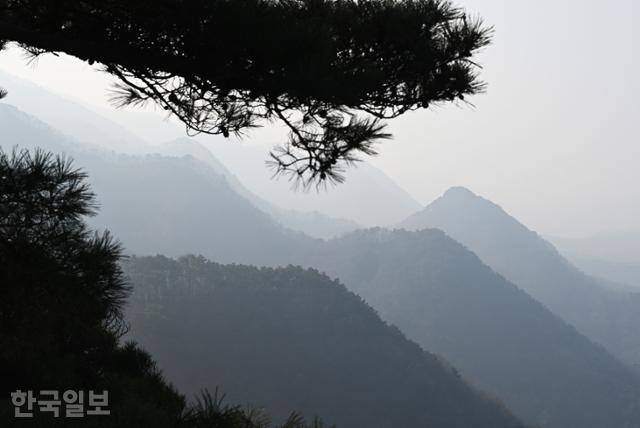 악어봉 전망대에서 좌측으로 눈을 돌리면 월악산 봉우리가 겹쳐져 있다.