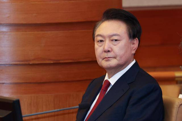 윤석열 대통령이 21일 서울 종로구 헌법재판소 대심판정에서 열린 탄핵심판 3차 변론기일에 참석해 앉아 있다. 뉴시스