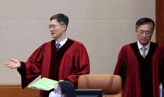 문형배 헌법재판소장 권한대행 등 재판관들이 22일 오전 서울 종로구 헌법재판소에서 열린 최상목 대통령 권한대행 부총리 겸 기획재정부 장관의 헌법재판관 미임명 관련 권한쟁의심판 1차 변론에 참석하고 있다. 최주연 기자