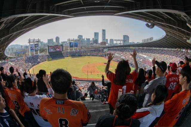2024시즌 프로야구 개막 두 번쨰 경기가 펼쳐진 지난해 3월 24일 서울 잠실야구장에서 야구 팬들이 열띤 응원전을 펼치고 있다. 박시몬 기자