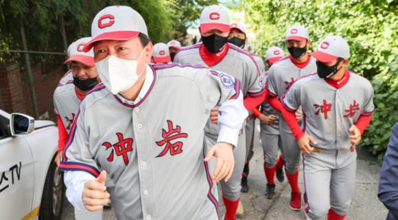 윤석열 대통령이 지난 2021년 대선 경선 당시 모교인 서울 충암고등학교를 방문해 야구부 후배들과 오르막길을 달리고 있다. [사진=연합뉴스]