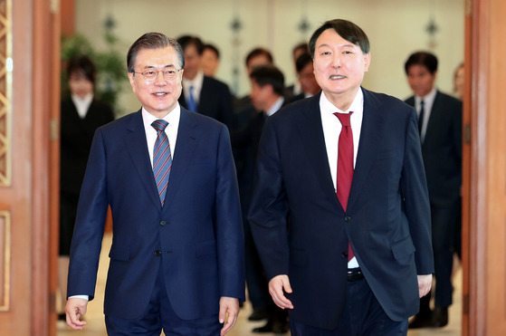 지난 2019년 7월 25일 문재인 당시 대통령이 청와대에서 검찰총장 임명장 수여식을 마치고 윤석열 총장과 환담장으로 향하고 있다. 뉴시스