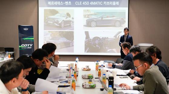 지난 17일 서울 마포구 상암동 중앙일보 사옥에서 열린 중앙일보 '2025 올해의 차' 1차 심사장에서 심사위원들이 차량 제조사의 설명을 듣고 있다. 사진 오토뷰