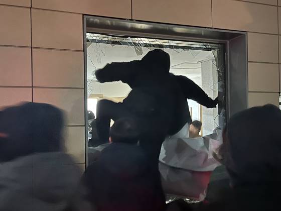 19일 윤석열 대통령에 대한 구속영장이 발부되자 지지자들이 법원에 난입하고 있다. [뉴스1]