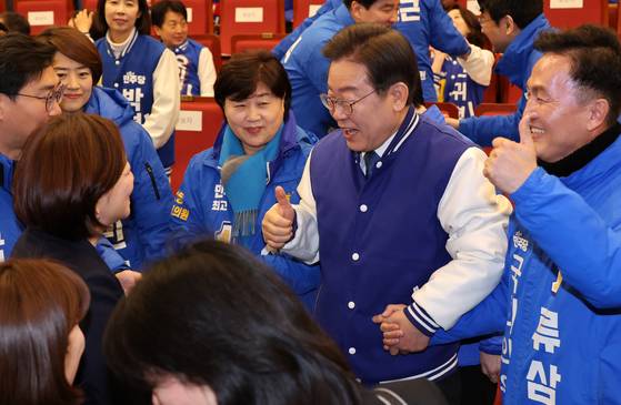 이재명 더불어민주당 대표가 지난해 3월 20일 열린 서울특별시당 선거대책위원회 출범식에서 박용진 의원을 꺾고 강북을에 공천된 조수진 후보에게 엄지를 치켜세우고 있다. 뉴시스