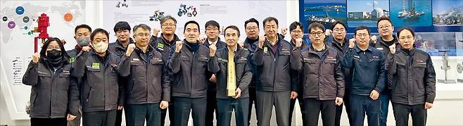 에스앤에스밸브 직원들이 파이팅을 외치고 있다.  에스앤에스밸브 제공