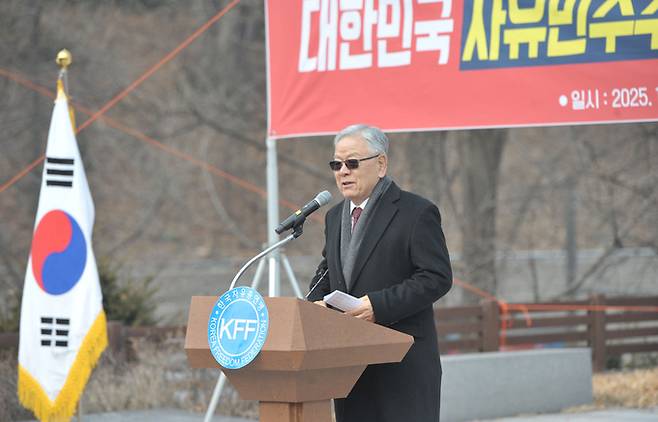 국가원로회의의 이석복 육군 예비역 소장이 지난 20일 서울 남산 자유센터 내 이승만 동상 앞에서 열린 자총의 ‘대한민국 자유민주주의 체제수호’ 행사에서 격려사를 낭독하고 있다. 자유총연맹 제공