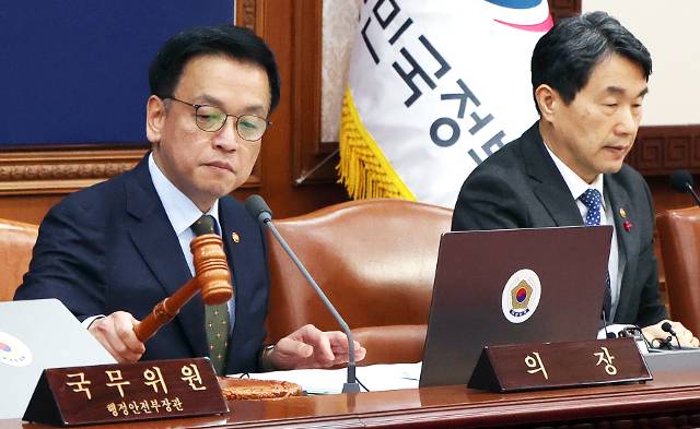 최상목(왼쪽) 대통령 권한대행 부총리가 21일 정부서울청사에서 국무회의를 개회하고 있다. 최 권한대행은 야당 주도로 국회를 통과한 3개 법안에 재의요구(거부권)를 행사했다. 김지훈 기자