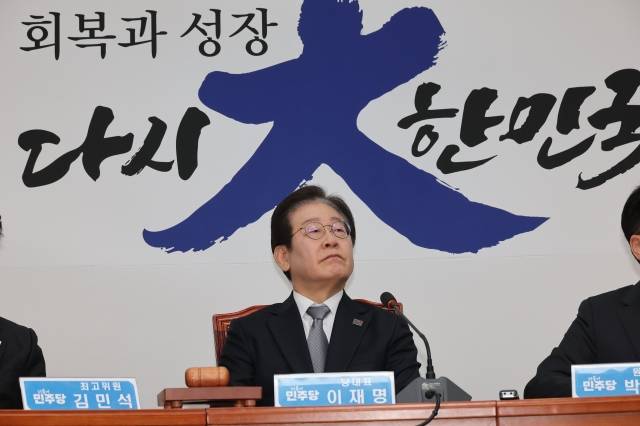 이재명 더불어민주당 대표가 20일 오전 서울 여의도 국회에서 열린 최고위원회의에 참석해 발언을 듣고 있다. 연합뉴스