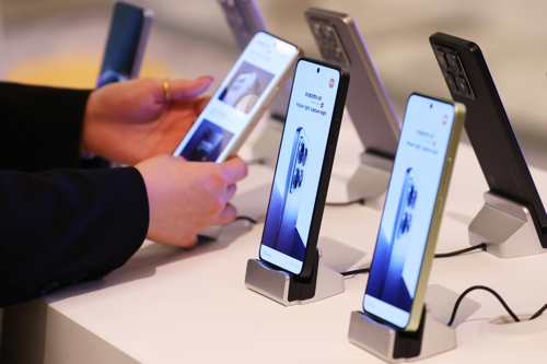 지난 15일 서울 종로구 포시즌스 호텔에서 열린 샤오미코리아 법인 설립 후 첫 기자간담회에 한국에서 선보이는 첫 스마트폰 샤오미 14T가 전시되어 있다. [사진출처=연합뉴스]