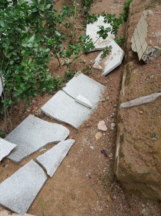 지난 2017년 7월 경암센터빌딩 외벽에서 추락한 석재가 건물 인근 바닥에 흩어져 있다. [사진 = 경암교육문화재단]