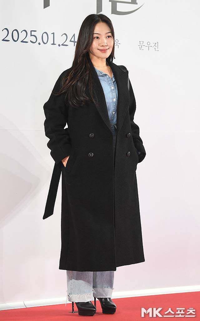 최희서는 더블 버튼 디테일이 돋보이는 롱 기장의 블랙 코트를 선택해 깔끔하면서도 고급스러운 무드를 선보였다.사진=천정환 기자