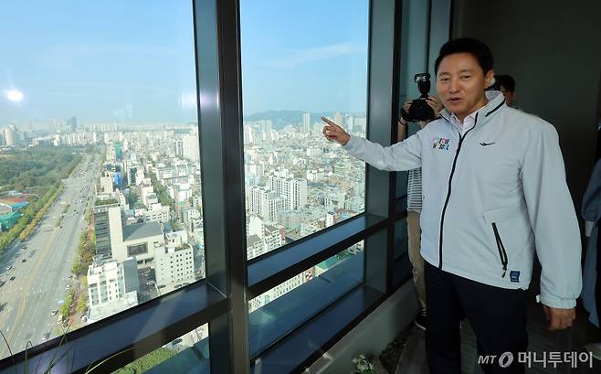 [서울=뉴시스] 김혜진 기자 = 오세훈 서울시장이 17일 오전 서울 강동구 둔촌동 올림픽파크포레온(둔촌주공 재건축)에서 '미리 내 집(장기전세주택Ⅱ)' 입주자들과 함께 현장을 둘러보고 있다. (공동취재) 2024.10.17. photo@newsis.com /사진=김혜진