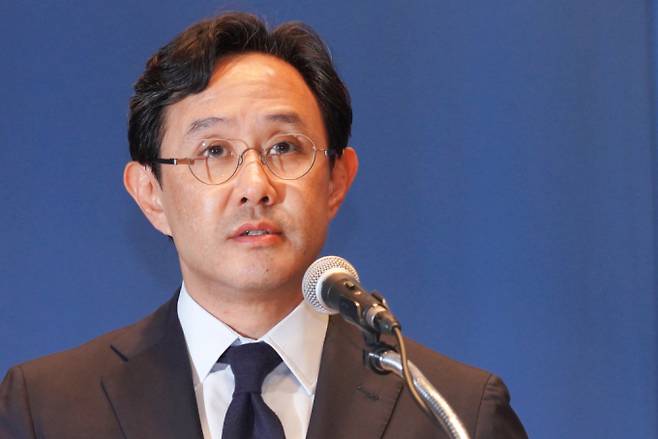 최윤범 고려아연 회장이 일반공모 유상증자 철회 결정 설명을 위한 기자회견에 참석, 회견문을 낭독하고 있다. /사진=임한별 기자