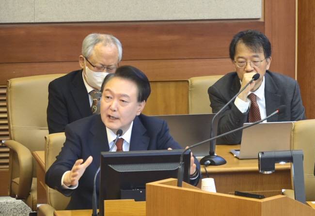 직접 변론하는 尹 윤석열 대통령이 21일 오후 서울 종로구 재동 헌법재판소 대심판정에서 열린 탄핵심판 3차 변론에 직접 출석해 피청구인석에서 발언하고 있다. 헌법재판소 제공