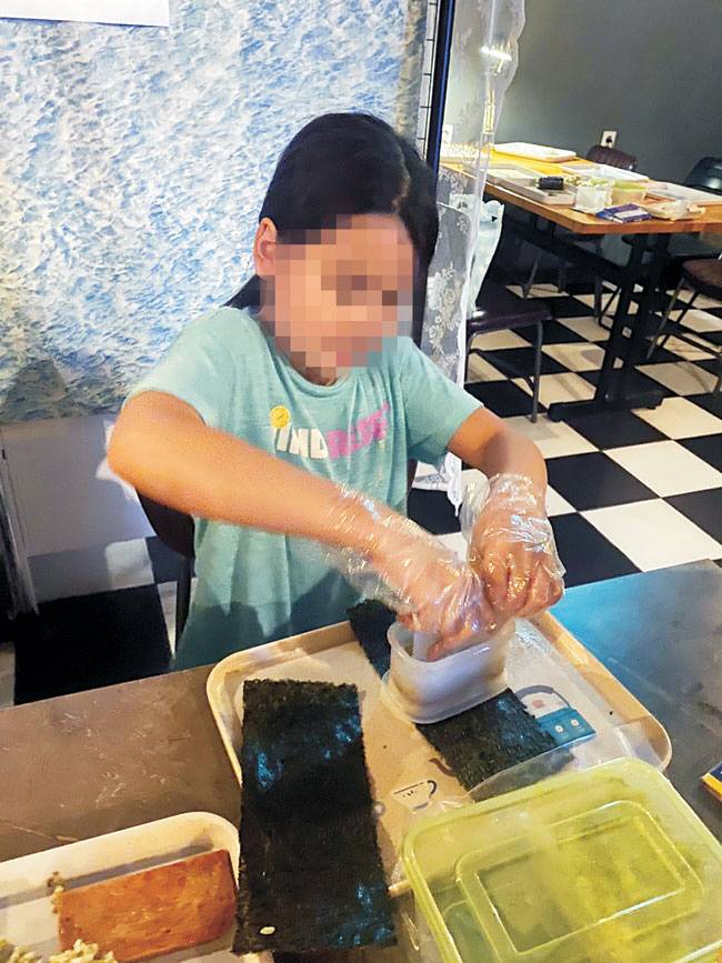 한 아이가 지난해 5월 인근 실내 공간에서 밀키트로 요리하는 모습.  초록우산 제공