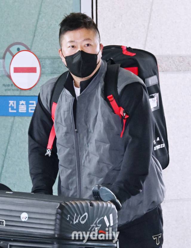 KIA 타이거즈 최형우가 스프링캠프 참가를 위해 22일 오전 인천국제공항을 통해 미국 캘리포니아주 어바인으로 출국하고 있다.KIA 타이거즈 선수단은 오는 25일부터 미국 캘리포니아주 어바인에서 스프링캠프를 갖고 체력 및 기술, 전술 훈련을 소화한다. 이후 2월 21일부터 3월 4일까지 일본 오키나와에서 연습경기를 갖고 본격적인 실전 체제에 돌입한다./인천공항=송일섭 기자 andlyu@mydaily.co.kr