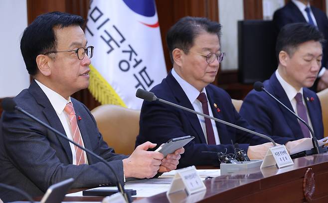 최상목(왼쪽 첫 번째) 대통령 권한대행 부총리 겸 기획재정부 장관이 22일 정부서울청사에서 국정현안관계장관회의 겸 경제관계장관회의를 하고 있다.  [연합]