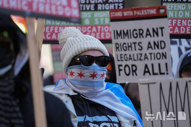 [시카고=AP/뉴시스] 사진은 도널드 트럼프 미국 대통령 당선인의 취임식 당일인 지난 20일(현지 시간) 일리노이주 시카고에서 손팻말을 든 반트럼프 시위대가 트럼프 타워로 행진하고 있는 모습. 2025.01.21.