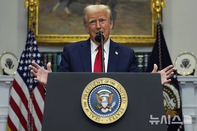 [워싱턴=AP/뉴시스] 도널드 트럼프 미국 대통령이 21일(현지 시간) 워싱턴 백악관 루즈벨트룸에서 연설하고 있다. 트럼프 대통령은 중국에 10% 관세를 부과하는 방안을 검토 중이라며, 유럽연합에도 관세 부과를 예고했다. 2025.01.22.