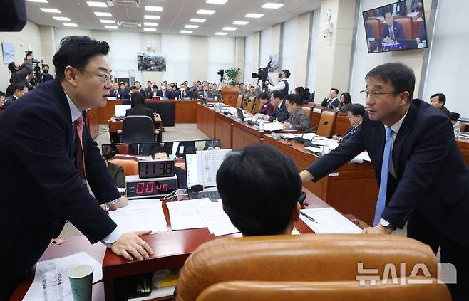 [서울=뉴시스] 고승민 기자 = 22일 서울 여의도 국회에서 열린 제421회 국회(임시회) 윤석열 정부의 비상계엄 선포를 통한 내란 혐의 진상규명 국정조사특별위원회 제5차 전체회의 1차 청문회에서 안규백 위원장, 김성원 국민의힘 간사, 한병도 더불어민주당 간사가 대화하고 있다. 2025.01.22. kkssmm99@newsis.com