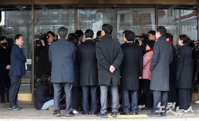 국민의힘 권성동 원내대표 등 법사위 소속 의원들이 서울 종로구 헌법재판소를 항의 방문한 22일 오전 헌재 사무처장 등 면담을 요구한 관계자들이 부재중이라고 설명하러 나온 기획재정국장(왼쪽)에게 항의하고 있다. 황진환 기자