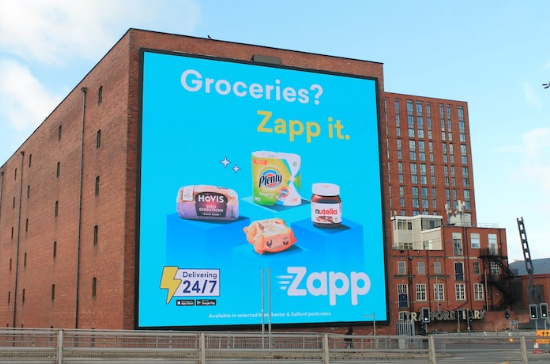 ▲몇 년 전 런던에서 설립된 퀵커머스 업체인 잽(Zapp)의 빌딩 광고판. 출처: Sifted