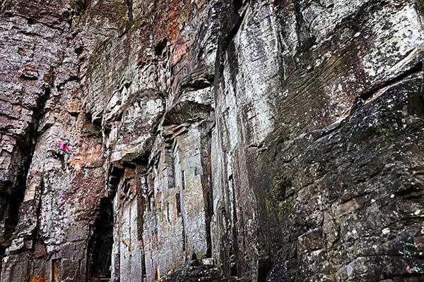 고령 우곡 수리암장의 한 루트에서 클라이머가 등반 중이다. 수리암장은 규모가 꽤 크다. 몬스터클라이밍짐에서 2022년부터 개척을 시작해 지금은 무려 80여 개의 루트가 있다.