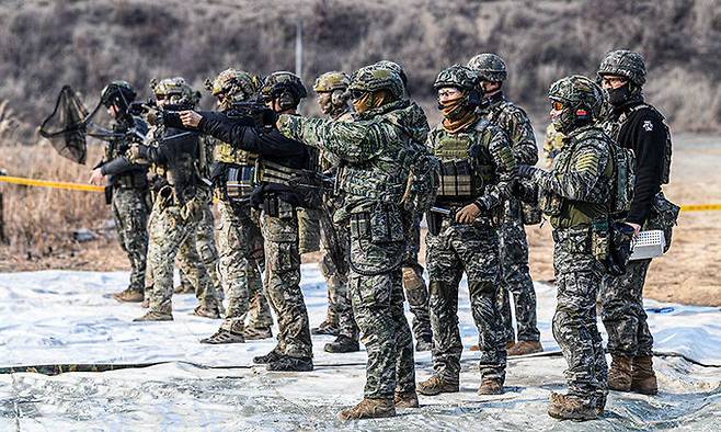 해병대 특수수색대대, 육군 특공연대와 툭수전학교, 공군 특수임무대대 장병들이 포항 수성사격장에서 실시한 합동 대테러 저격사격훈련 중 보조화기인 권총(K-5, Glock) 사격을 실시하고 있다. 해병대 제공