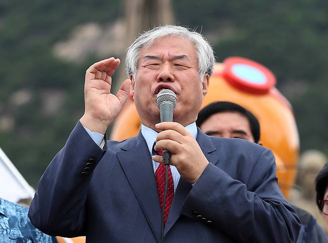 한기총 전광훈 목사, “文대통령 하야하라” - 한국기독교총연합회 대표회장인 전광훈 목사가 27일 서울 종로구 청와대 분수대 앞에서 열린 ‘문재인 대통령 하야 촉구 1000만 서명 발대식’에서 발언하고 있다. 2019.6.27 뉴스1