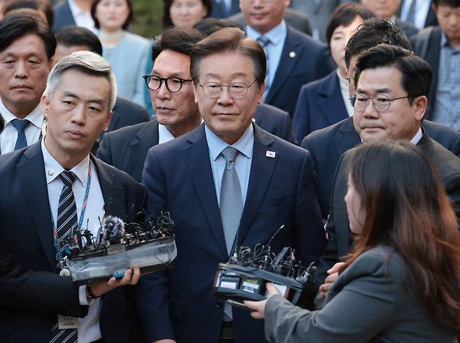공직선거법상 허위사실 공표 혐의를 받는 더불어민주당의 이재명 대표가 지난해 11월15일 오후 서울 서초구 서울중앙지법에서 열린 1심 선고공판 출석을 마치고 법정을 나서고 있다. ⓒ연합뉴스