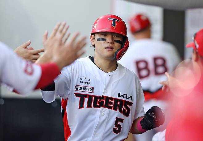 ▲ 지난해 연봉 1억 원을 받았던 김도영은 2020년 이정후(당시 키움·현 샌프란시스코)가 세운 KBO리그 역대 4년 차 최고 연봉(3억9000만 원)을 훌쩍 뛰어 넘는 신기록을 세웠다. ⓒKIA타이거즈