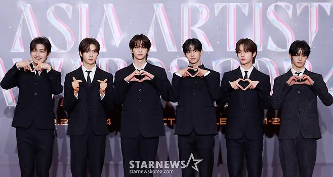 그룹 투어스가 27일 오후 태국 방콕 임팩트 챌린저 홀 1-2(IMPACT Challenger Hall 1-2)에서 진행된 '제 9회 아시아 아티스트 어워즈'(The 9th Asia Artist Awards, 이하 'AAA 2024')' 레드카펫 행사에 참석해 포즈를 취하고 있다. 2024.12.27 /사진=김창현 chmt@