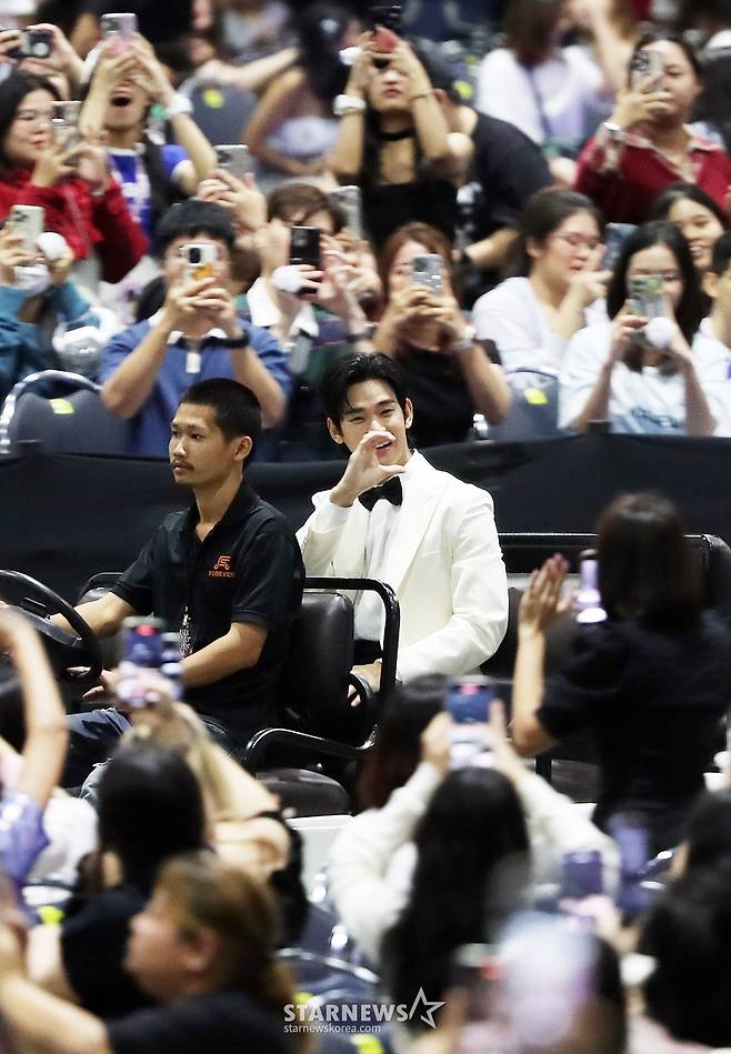 김수현 '2024AAA 팬들과 즐거운 인사' [AAA 스페셜 포토]