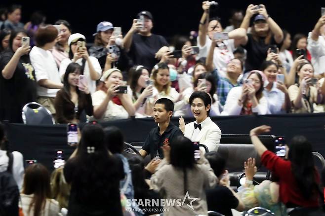 김수현 '2024AAA 팬들과 즐거운 인사' [AAA 스페셜 포토]