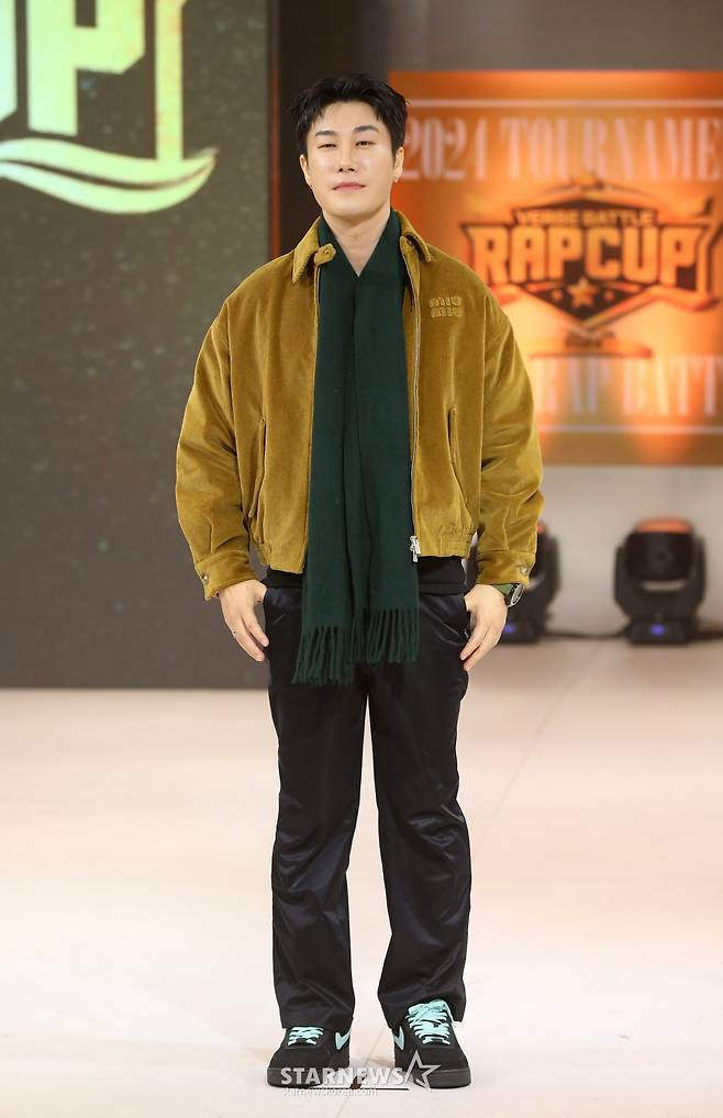 [서울=뉴시스] 김혜진 기자 = 래퍼 산이가 22일 오후 서울 중구 DDP 패션몰에서 열린 유튜브 힙합 서바이벌 콘텐츠 2024 토너먼트 벌스 랩 배틀 랩컵 녹화에 앞서 포즈를 취하고 있다. 2024.02.22. jini@newsis.com /사진=김혜진