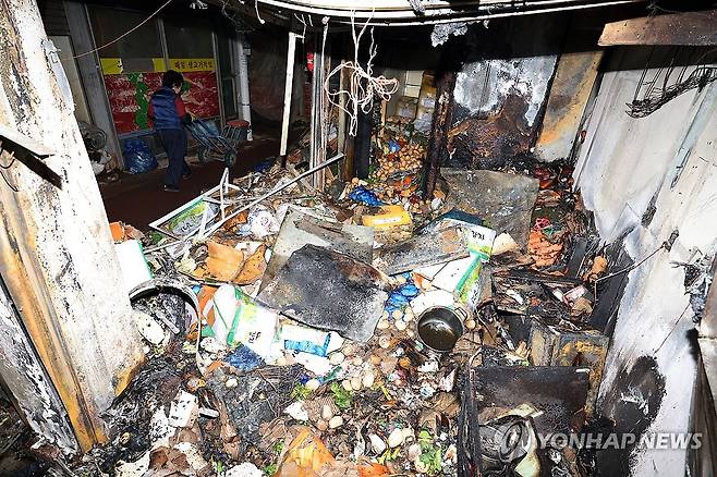 불에 탄 양동시장 채소 판매점 (광주=연합뉴스) 정다움 기자 = 설 연휴를 사흘 앞둔 22일 오전 광주 서구 양동시장의 불에 탄 판매점에 채소류가 나뒹굴고 있다. 2025.1.22 daum@yna.co.kr