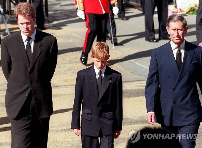 1997년 다이애나빈 장례식, 당시 12살이던 해리 왕자 [EPA 연합뉴스 자료사진]