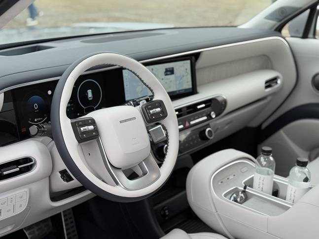 라이트 그레이 색상의 내부./사진=백유진 기자 byj@