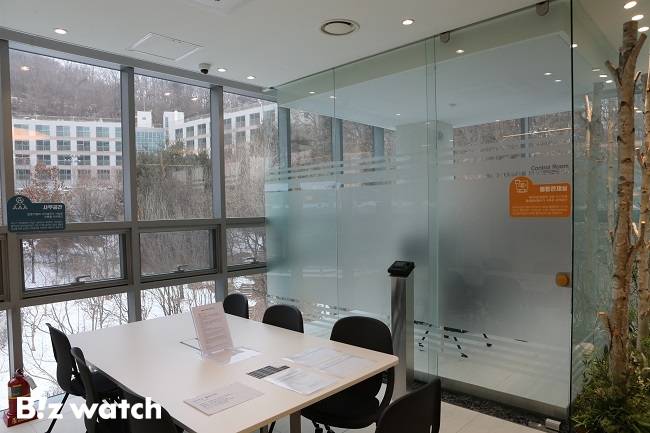 더존비즈온의 개인정보안심구역에 위치한 통합관제실./사진=비즈워치