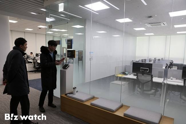 더존ICT그룹 강촌캠퍼스에 위치한 데이터분석실 앞에서 이서용 연구원(오른쪽)이 시설을 설명하고 있다. 더존비즈온은 결합 전문기관으로도 지정된 바 있어 이같은 시설을 운영하고 있다./사진=비즈워치