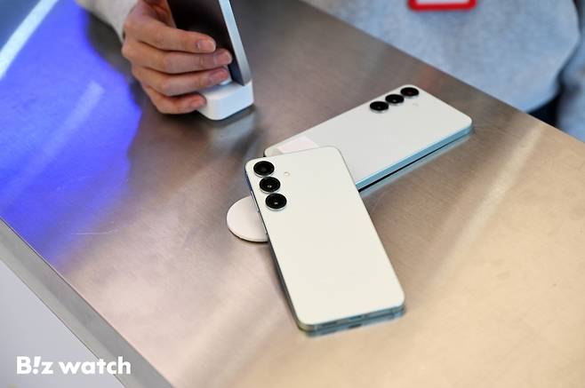 삼성전자가 더 강력해진 AI 기능을 담은 갤럭시 S25 시리즈를 공개했다. 사진은 서울 홍대 KT매장에 직원이 갤럭시 S25 시리즈를 들고 있는 모습./사진=이명근 기자 qwe123@