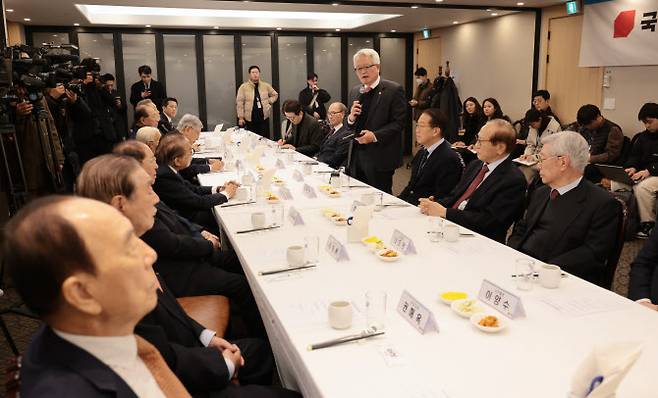 국민의힘 상임고문단 회장인 정의화 전 국회의장이 23일 오전 서울 영등포구의 한 식당에서 열린 국민의힘 상임고문단 회의에 참석해 발언하고 있다. (사진=연합뉴스)