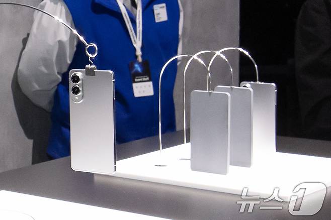 22일(현지시간) 미국 새너제이 SAP센터에서 열린 삼성전자 상반기 '갤럭시 언팩 2025'에 갤럭시 S25 시리즈 슬림 모델인 '갤럭시 S25 엣지'의 후면 디자인이 전시돼 있다. (삼성전자 제공) 2025.1.23/뉴스1