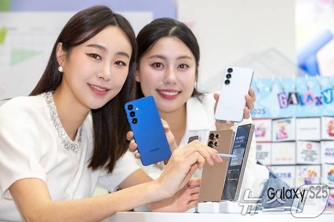 KT가 오는 24일부터 2월 3일까지 전국 KT 매장 및 공식 온라인몰 KT닷컴에서 삼성전자 ‘갤럭시 S25 시리즈’ 사전 예약을 진행한다고 23일 밝혔다. 사전 예약 고객은 2월 4일부터 개통할 수 있으며, 갤럭시 S25 시리즈의 공식 출시는 2월 7일이다. (KT 제공) 2025.1.23/뉴스1